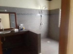 贝岛VILLA RAVOLA - Ambondrona的带淋浴、盥洗盆和镜子的浴室