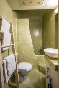 海若克利欧Γκαρσονιέρα #1的一间带卫生间和水槽的浴室