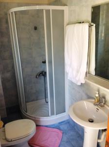 古厄庇道鲁斯安吉利卡别墅酒店公寓的带淋浴、卫生间和盥洗盆的浴室