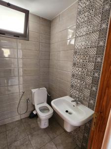 Menzel Jemilrésidence yasamine 15的一间带卫生间和水槽的浴室