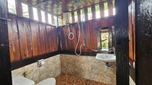 Phra Ae beachEden Lanta Bungalow的一间带卫生间和水槽的浴室