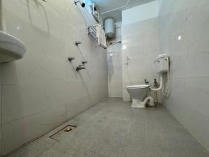 NalandaHotel Nalanda City的一间带卫生间和水槽的浴室