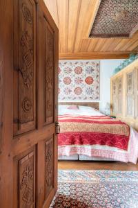 塞尔丘克Nikbin Yamaç Pansiyon的一间卧室配有一张床和一扇木门