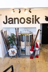 扎科帕内Pensjonat Janosik的一间商店,上面有日本标志和滑雪板