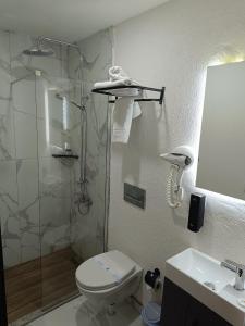 安塔利亚Comfy Otel Antalya Lara的带淋浴、卫生间和盥洗盆的浴室