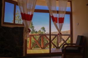 拉利贝拉Lalibela Hidmo Cozy Place的客房设有美景窗户。
