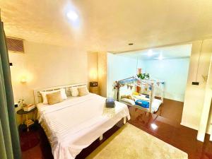 曼谷Getaway Villa Bangkok - 4 Bedroom,6 Beds and 5 Bathroom的卧室配有一张白色大床和镜子