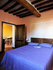 卡索莱德尔萨法托里阿内博纳农庄旅馆的一间卧室配有一张带蓝色毯子的大床