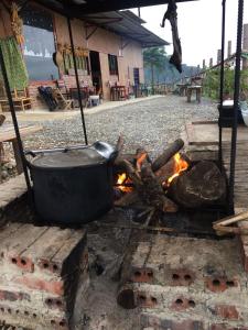 Bảo LạcBao Lac Homestay Hostel & Coffee的火上的一个锅