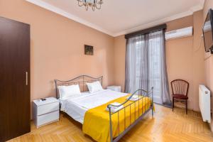 第比利斯Sunny Hotel Tbilisi的酒店客房设有床和窗户。