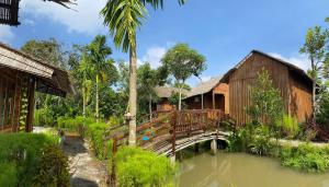 Ấp Nhơn BìnhMuong Dinh Lodge的花园中一座木桥