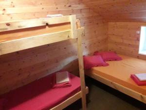 IkšķileToma pirts LIELĀ的小屋内带两张双层床的客房