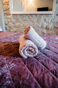 Villa Pialia的床上的毛巾
