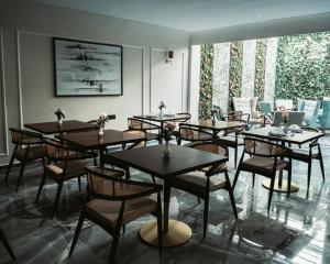 盖尼特拉City Hotel by Waves的一套桌子和椅子