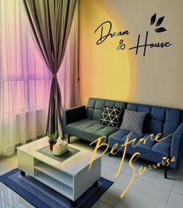 马六甲Melaka AmberCove Homely Seaview 2R2B的客厅配有蓝色的沙发和桌子