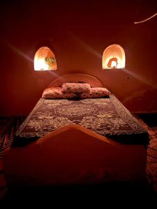 锡瓦Santarya hotel的一间卧室配有一张带两个灯的床