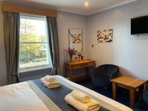 盖特豪斯厄夫弗利特轮船旅馆的一间卧室配有一张床、一张书桌和一个窗户。