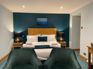 盖特豪斯厄夫弗利特轮船旅馆的一间卧室设有一张蓝色墙壁的大床