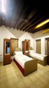 迪拜Hyba Pod Hostel & Hotel的一间卧室,配有两张床