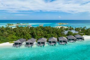 拉薇亚妮环礁Le Méridien Maldives Resort & Spa的海洋度假胜地的空中景观