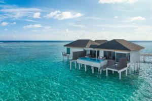拉薇亚妮环礁Le Méridien Maldives Resort & Spa的水中的房子