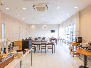 仙台仙台城堡经济型酒店的大型用餐室配有桌椅