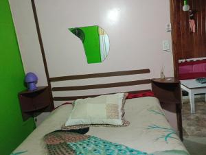 Las CompuertasCabaña hospedaje mis nietas AJB的一间卧室配有一张带绿色和白色墙壁的床