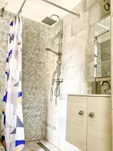 绍尔特沃德凯特Lakeside Apartmanház Soltvadkert的带淋浴和浴帘的浴室