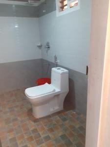 维特利River View Guest Rooms的一间位于客房内的白色卫生间的浴室