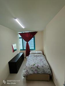 阿布扎比Bedroom 4的一间卧室配有床和红色窗帘
