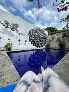 日惹维亚维亚宾馆的躺在带有气球的游泳池里的人