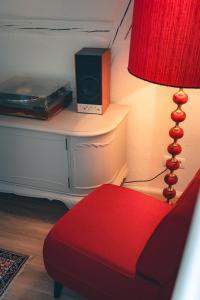 WleńTurkusowa Wyspa的客厅配有红色椅子和灯