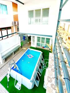 曼谷Getaway Villa Bangkok - 4 Bedroom,6 Beds and 5 Bathroom的房屋阳台上的游泳池