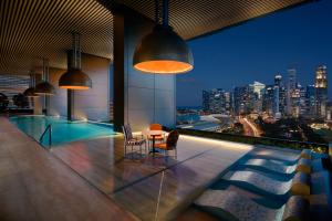 新加坡JW Marriott Hotel Singapore South Beach的市景建筑内的用餐区