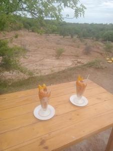 比利亚维哈Valle del Cardón的木桌上的两杯盘子饮料