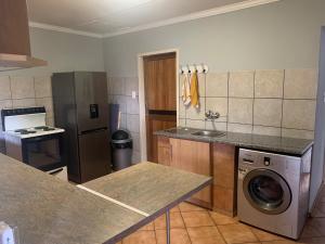 波罗瓜尼Bougain Villa BnB的厨房配有洗衣机和洗衣机。