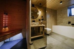 尤格Luxury Chalet Kajmer的带浴缸、卫生间和盥洗盆的浴室