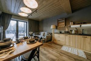 尤格Luxury Chalet Kajmer的厨房以及带木桌的起居室。