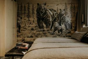 尤格Luxury Chalet Kajmer的卧室墙上挂着熊壁画