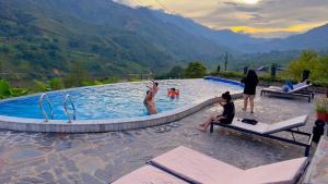 萨帕Sapa Eco Villas & Spa的一群人在一座山地游泳池里