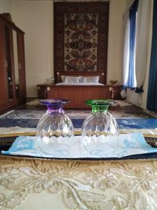 舍基Ali Ancient House 555的卧室桌子上两只玻璃花瓶