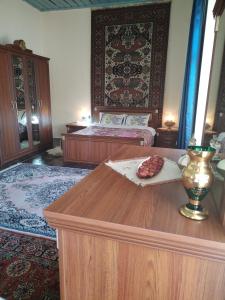 舍基Ali Ancient House 555的客房设有两张床和一张桌子,配有一张桌子。