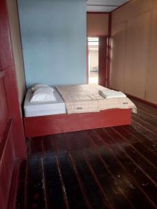 东德岛Don Det Sokxay and Mamapieng Budget Guesthouse的木地板客房的一张床位