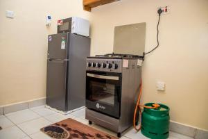 马查科斯Elnara Suites的厨房配有炉灶和冰箱。