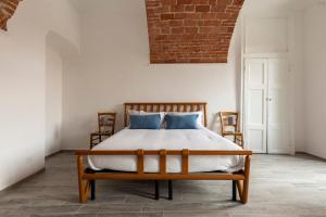 阿斯蒂Domus Antiche Mura的一间卧室配有一张带两把椅子的床