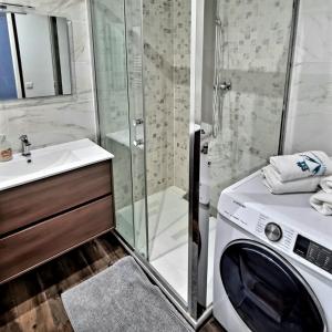马赛Appartement T2 Prado Chanot Plage Marseille的带淋浴的浴室内的洗衣机