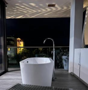 奥尔沃克斯岛Casa de tus Sueños的浴室设有浴缸和水龙头