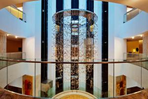 巴库巴库希尔顿酒店的大厅的建筑里的一个玻璃电梯
