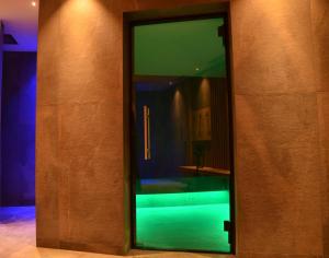 卡斯特尔罗托Kastelart - Karbon的绿灯的建筑玻璃门