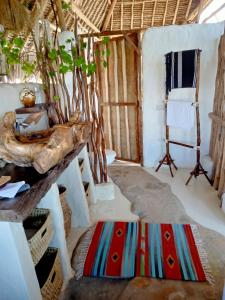 瓦塔穆HUHURU House的配有桌子、椅子和地毯的房间